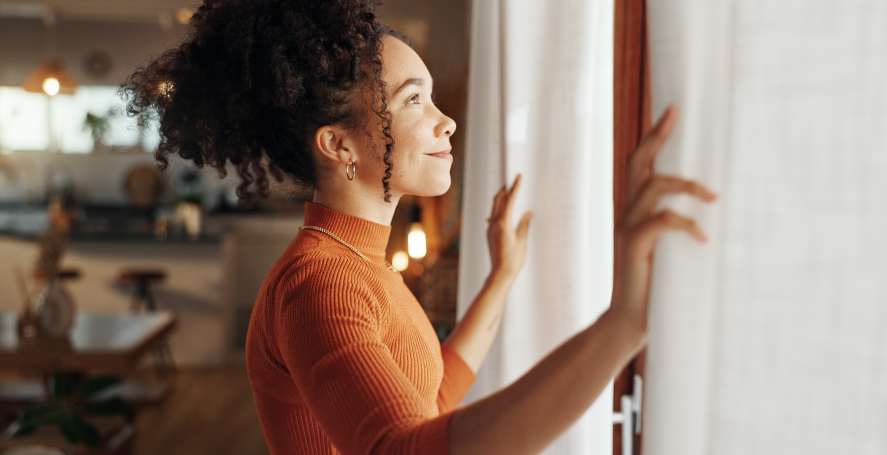 cómo ventilar la casa cómo ventilar la casa: chica abirendo la ventana para vertilar la casa