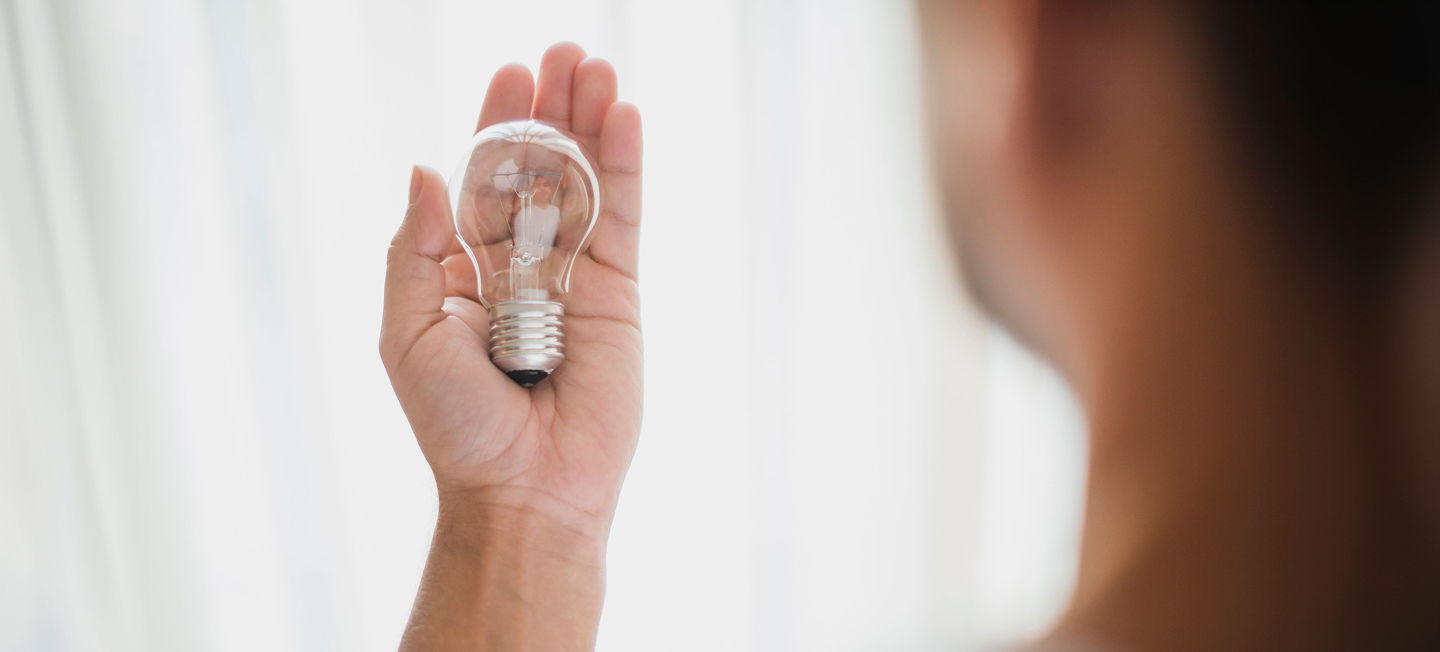 que es la potencia electrica qué es la potencia eléctrica: lámpara moderna en el interior de una casa